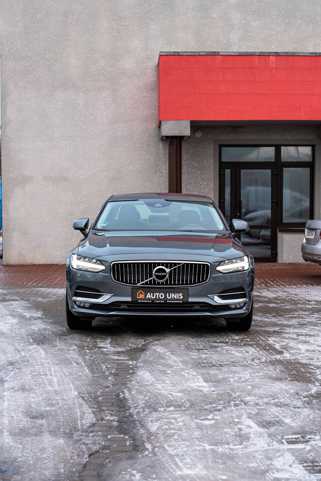 a-car-parked-in-front-of-a-building-e3ptcuqjm9w