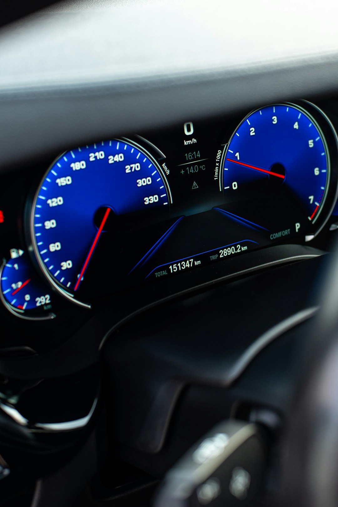 a-close-up-of-a-car-dashboard-8amfjw5fo-e